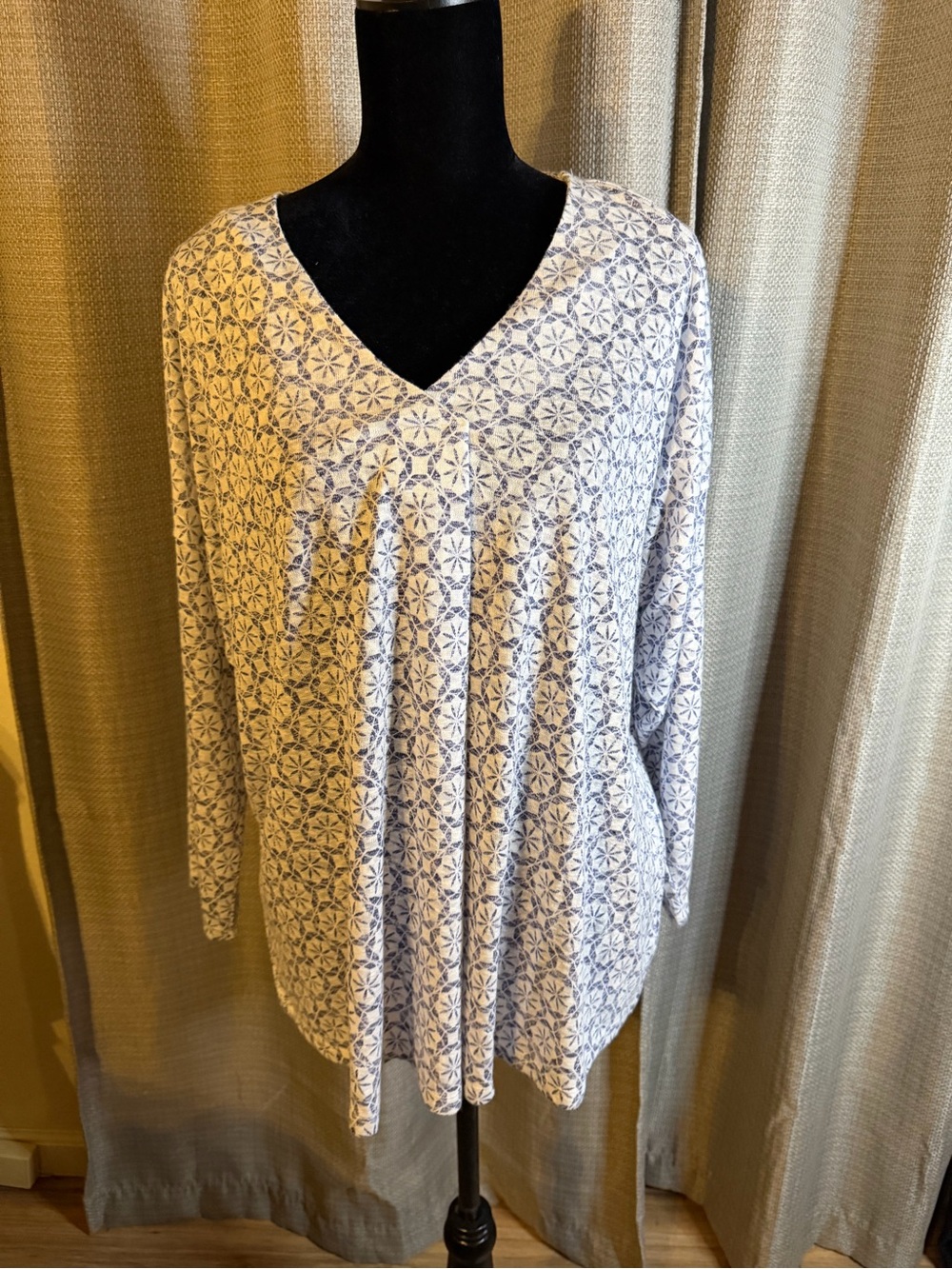 bobeau White and Blue V-Neck Long Sleeve Floral Top P2P 31 Length 28” . - Picture 3 of 7